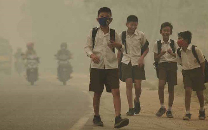 Kesehatan lebih dari 10 juta orang anak Indonesia terancam oleh kabut asap karhutla - ảnh 1