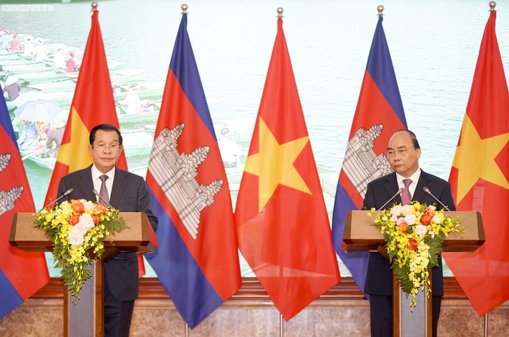 PM Vietnam, Nguyen Xuan Phuc dan PM Kamboja, Samdech Techo Hun Sen melakukan jumpa pers untuk mengumumkan hasil pembicaraan - ảnh 1