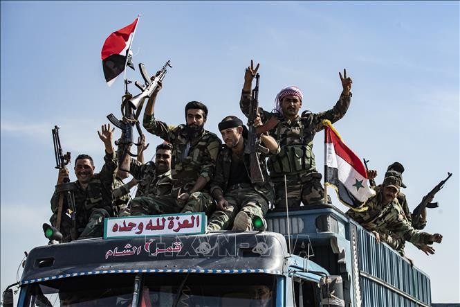 Suriah mengerahkan pasukan ke Suriah Utara untuk menghadapi tentara Turki - ảnh 1