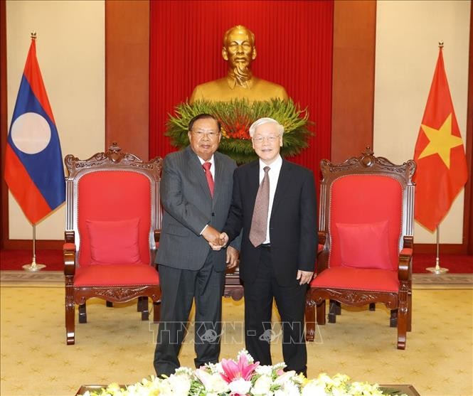 Sekjen, Presiden Vietnam, Nguyen Phu Trong menerima Sekjen, Presiden Laos, Bounnhang Vorachith - ảnh 1
