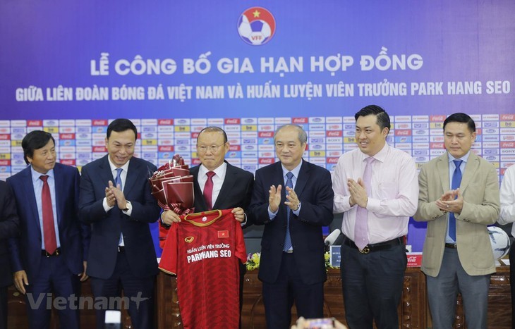 Sepak Bola Vietnam Memperbarui Kontrak Jangka Panjang dengan Pelatih Park Hang seo - ảnh 1
