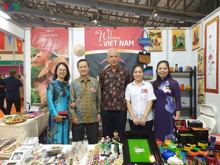 Vietnam Menghadiri Pekan Raya Amal Internasional di Indonesia - ảnh 1