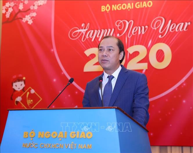 Deputi Menlu Vietnam, Nguyen Quoc Dung melakukan pertemuan dengan wartawan asing di Vietnam sehubungan dengan Tahun Baru 2020 - ảnh 1