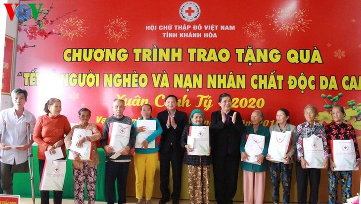 Pimpinan Partai Konunis dan Negara Vietnam mengunjungi dan memberikan bingkisan Hari Raya Tet di berbagai daerah   - ảnh 1