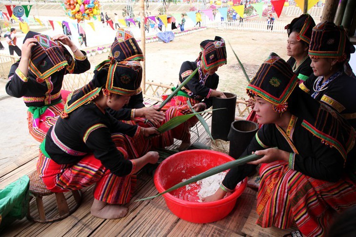 Festival Melemparkan Bola “Con” pada Awal Tahun Baru di Udik Sungai Da - ảnh 13