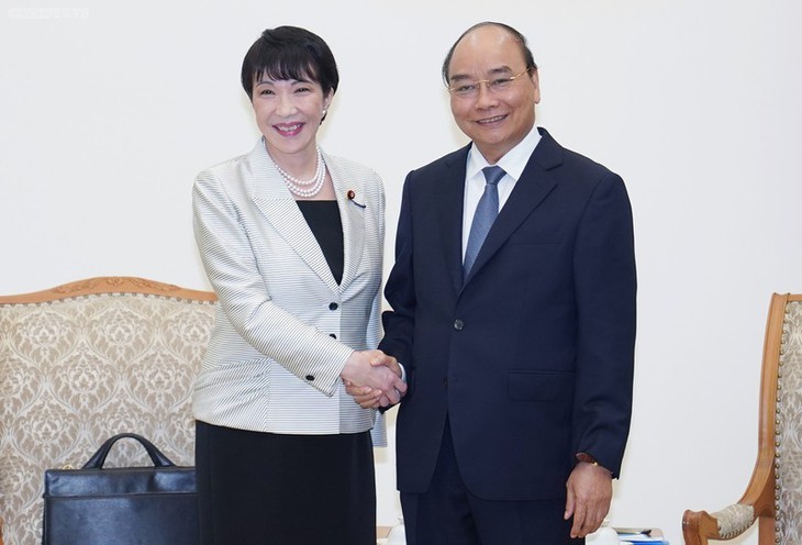 PM Vietnam, Nguyen Xuan Phuc Menerima Menteri Dalam Negeri, Informasi dan Komunikasi Jepang, Takaichi Sanae - ảnh 1