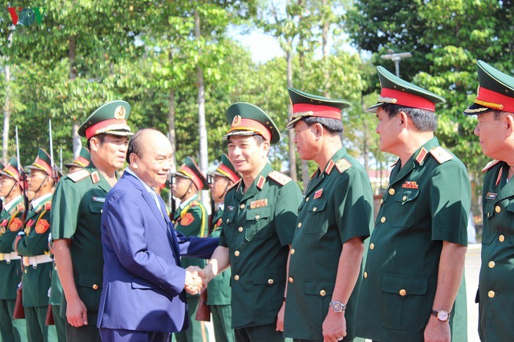 PM Nguyen Xuan Phuc Berkunjung dan Mengucapkan Selamat Hari Raya Tet kepada KODAM 9, dan Keluarga yang Mendapat Kebijakan Prioritas di Kota Can Tho - ảnh 1