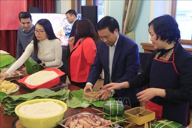 Kedutaan Besar Vietnam mengadakan acara penyambutan tahun baru 2020 untuk komunitas orang Vietnam di Rusia - ảnh 1
