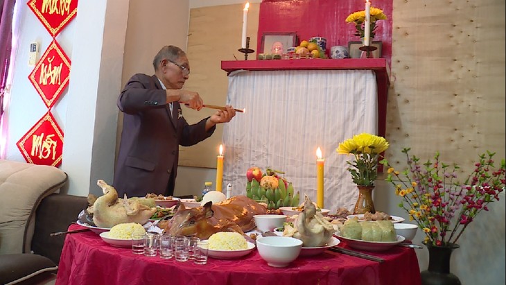 Keluarga diaspora Vietnam di Laos menyambut Hari Raya Tet tradisional Vietnam - ảnh 2