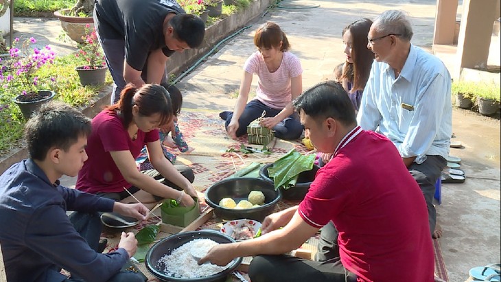 Keluarga diaspora Vietnam di Laos menyambut Hari Raya Tet tradisional Vietnam - ảnh 1