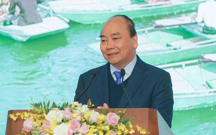 PM Vietnam, Nguyen Xuan Phuc meminta supaya jangan melakukan keteledoran dalam mencegah dan menanggulangi wabah penyakit akibat virus Corona tipe baru - ảnh 1