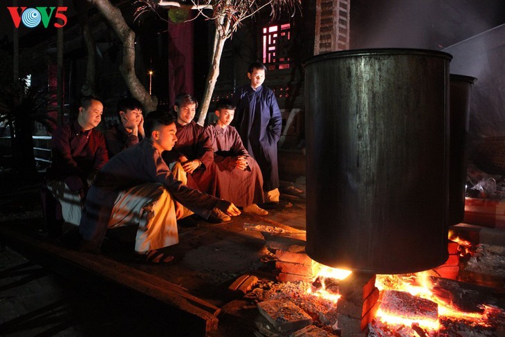 “Ao dai” tradisional untuk pria – menggandakan keindahan tradisional pada Hari Raya Tradisional - ảnh 7