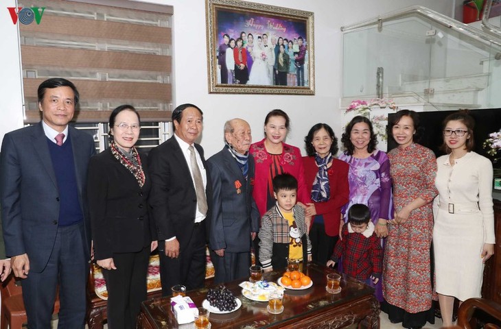 Ketua MN Nguyen Thi Kim Ngan berkunjung dan memberikan bingkisan kepada keluarga-keluarga aktivis veteran revolusi di Kota Hai Phong - ảnh 1