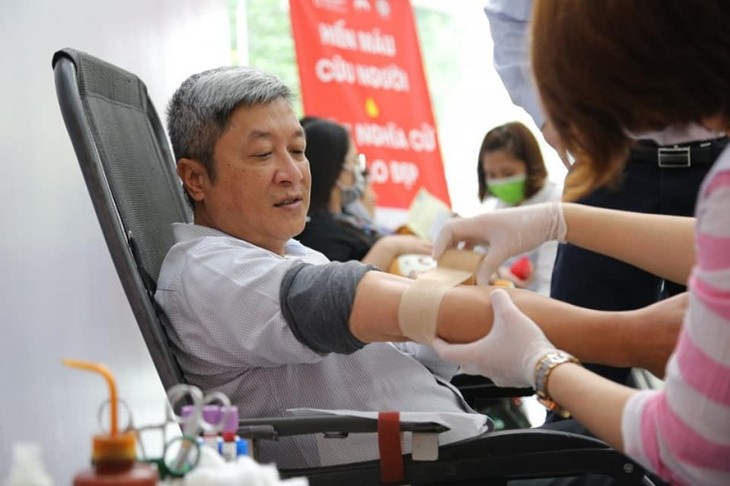 Pejabat kesehatan menyumbangkan darah untuk menyelematkan manusia - ảnh 1