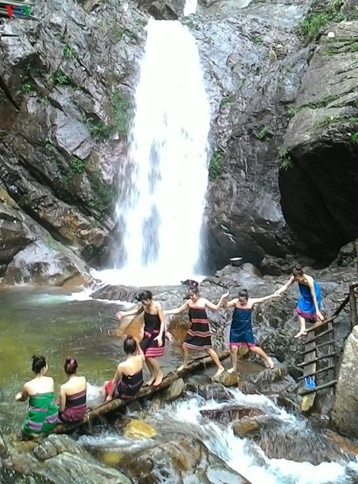 Air terjun A Nôr – Destinasi wisata yang sangat indah di daerah pegunungan A Luoi, Provinsi Thua Thien-Hue - ảnh 1
