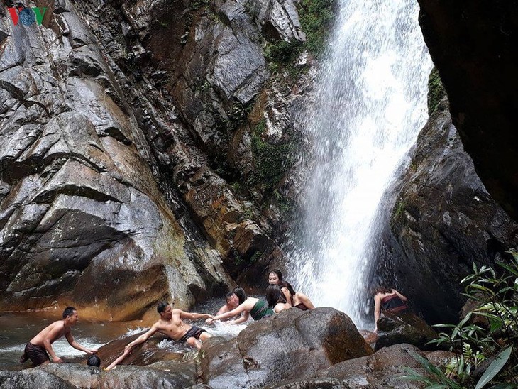 Air terjun A Nôr – Destinasi wisata yang sangat indah di daerah pegunungan A Luoi, Provinsi Thua Thien-Hue - ảnh 2