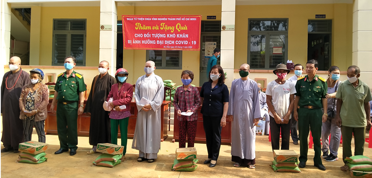 Bulan Kemanusiaan tahun 2020: Membantu orang miskin dan obyek yang menjumpai kesulitan di Provinsi Binh Phuoc  - ảnh 1