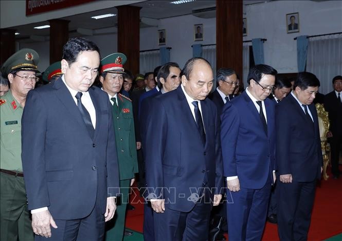 PM Vietnam, Nguyen Xuan Phuc dan delegasi tingkat tinggi PKV - Negara Vietnam datang berziarah kepada mantan PM Laos, Sisavat Keobounphanh - ảnh 1