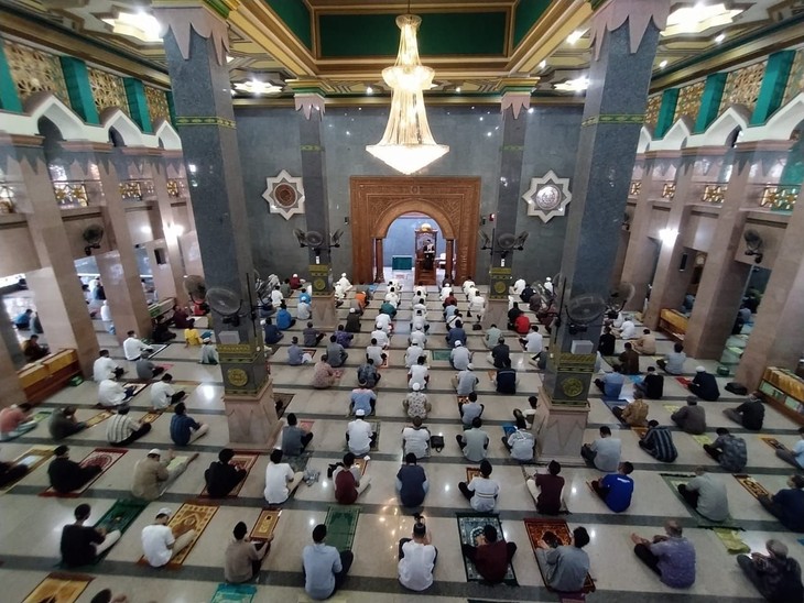 Pendapat yang saling bertentangan tentang pembukaan masjid-masjid di Indonesia - ảnh 1