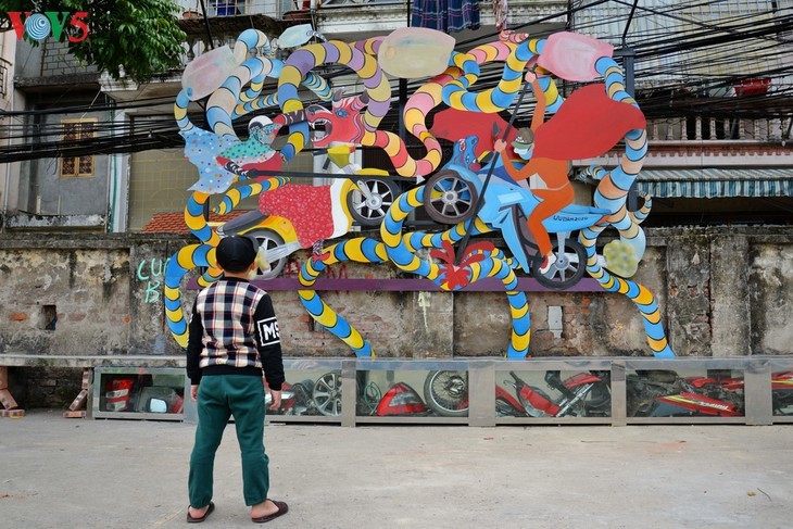 Pesan tentang usaha melindungi lingkungan hidup dari jalan artistik di tepian sungai Hong - ảnh 5