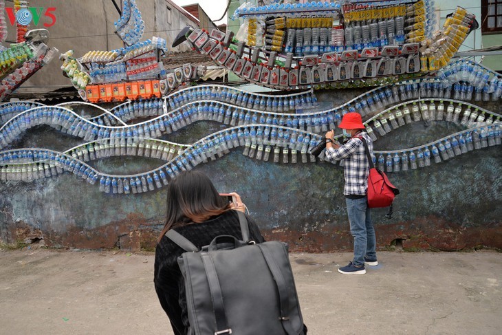 Pesan tentang usaha melindungi lingkungan hidup dari jalan artistik di tepian sungai Hong - ảnh 7