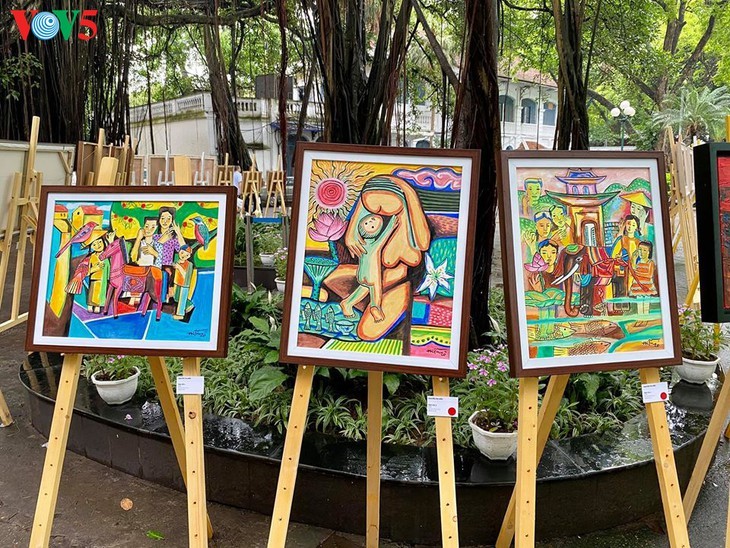 Pameran lukisan pelukis kontemporer Vietnam dalam musim isolasi - ảnh 11