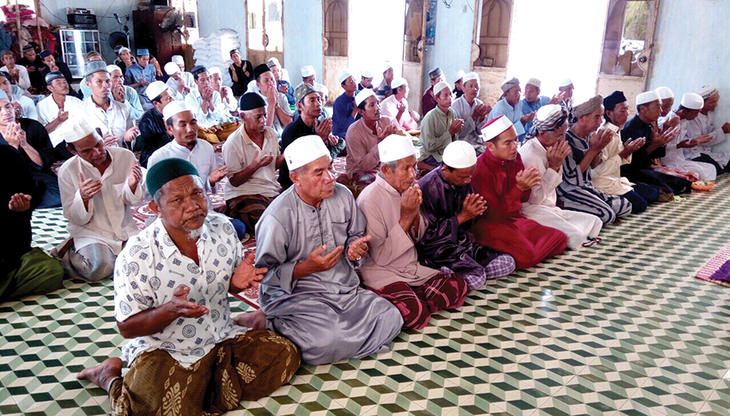 Warga etnis minoritas Cham merayakan bulan Ramadhan - ảnh 1