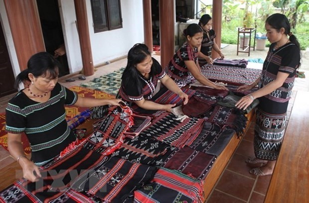 Melaksanakan Program target nasional pembangunan sosial-ekonomi di daerah pemukiman warga etnis minoritas dan daerah pegunungan tahap 2021-2030 - ảnh 1