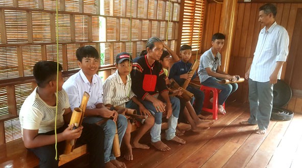 Orang yang turut melestarikan suara bonang warga etnis minoritas E De di Kecamatan Cu Dram - ảnh 2