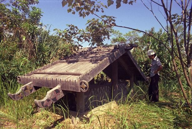 Rumah makam, bangunan unik dari warga etnis minoritas Co Tu, di Provinsi Thua Thien Hue - ảnh 1
