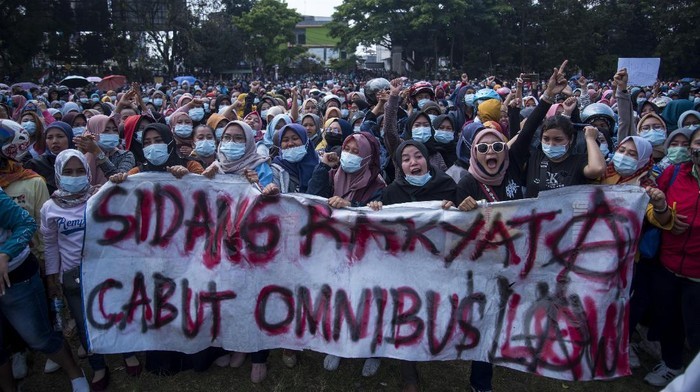 Bahaya Munculnya Banyak Klaster Penularan Covid-19 dalam Demo di Indonesia - ảnh 1