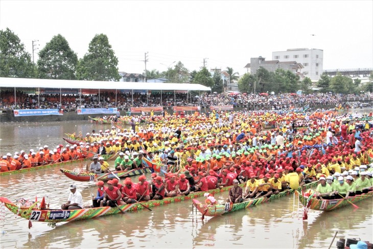 Warga Etnis Minoritas Khmer dengan Festival Lomba Perahu Ngo 2020 - ảnh 1