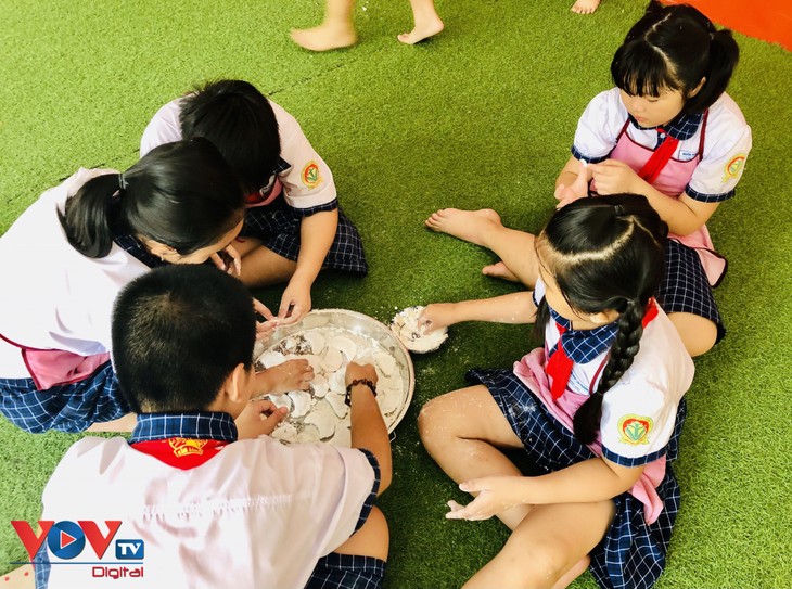 Pengalaman Membuat Kue Rakyat Daerah Nam Bo di Sekolah - ảnh 2