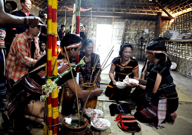 Upacara To Mon yang kental dengan persatuan warga etnis minoritas Ba Na - ảnh 2