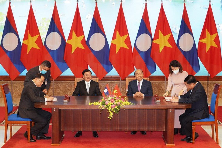  Vietnam dan Laos Menandatangani 17 Naskah, Mengarahkan Hubungan Kerja Sama di Waktu Mendatang - ảnh 1