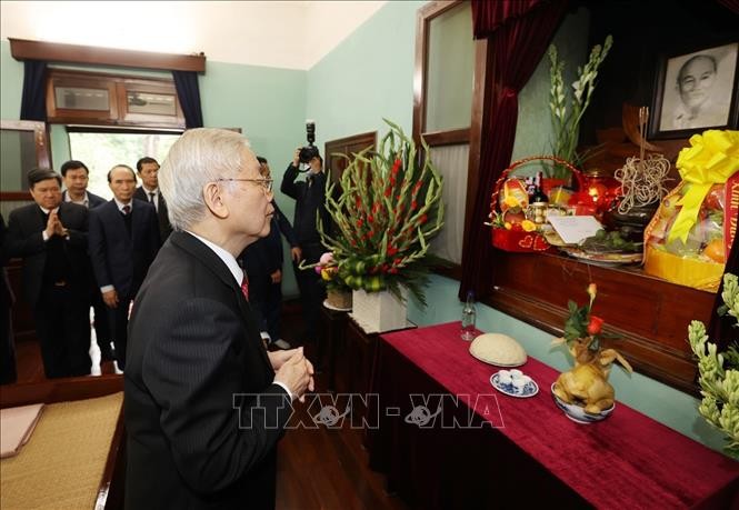 Sekjen, Presiden Nguyen Phu Trong Membakar Hio untuk Kenang Presiden Ho Chi Minh - ảnh 1