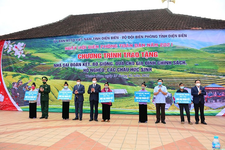 Berikan “Rumah Persatuan Besar”, Sapi Bibit untuk Orang Miskin, Keluarga yang Mendapat Kebijakan Prioritas di Daerah Perbatasan - ảnh 1