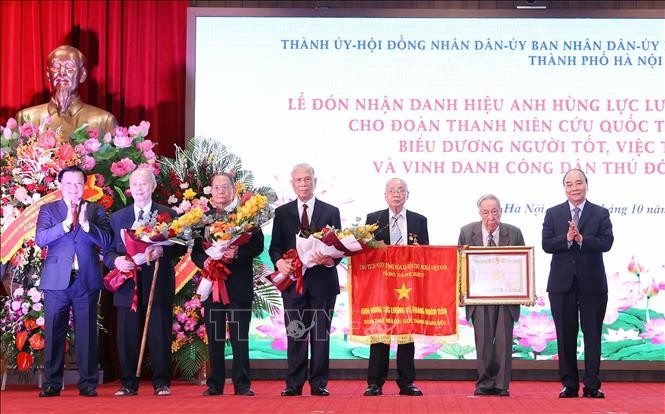 Presiden Nguyen Xuan Phuc Sampaikan Gelar Pahlawan untuk Liga Pemuda Penyelamat Tanah Air Benteng Hoang Dieu - ảnh 1