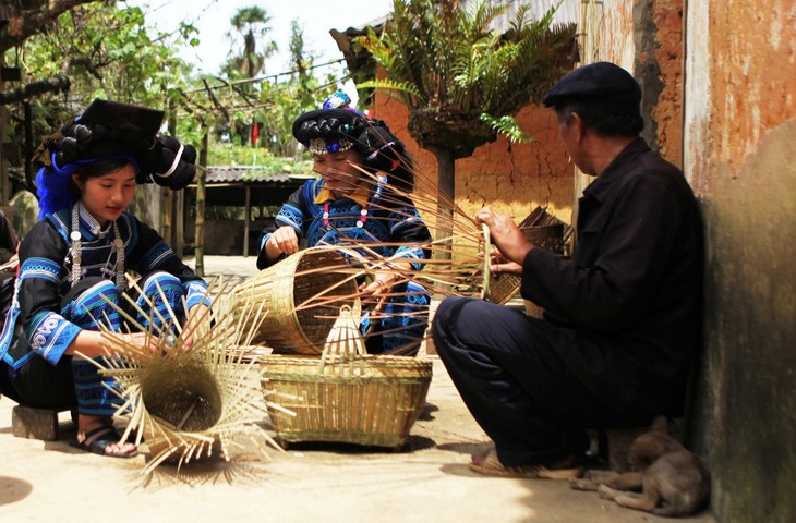 Provinsi Lao Cai Lestarikan dan Kembangkan Desa-Desa Tradisional - ảnh 2