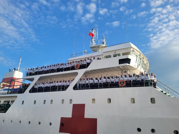 Kapal-Kapal Membawa Hadiah Tet ke Kepulauan Truong Sa - ảnh 2