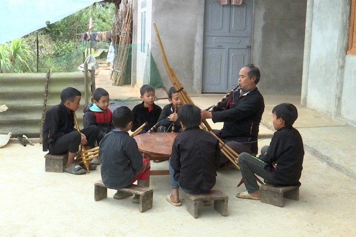 Terompet yang Menarik dari Warga Etnis Minoritas Mong di Bac Ha, Provinsi Lao Cai - ảnh 2