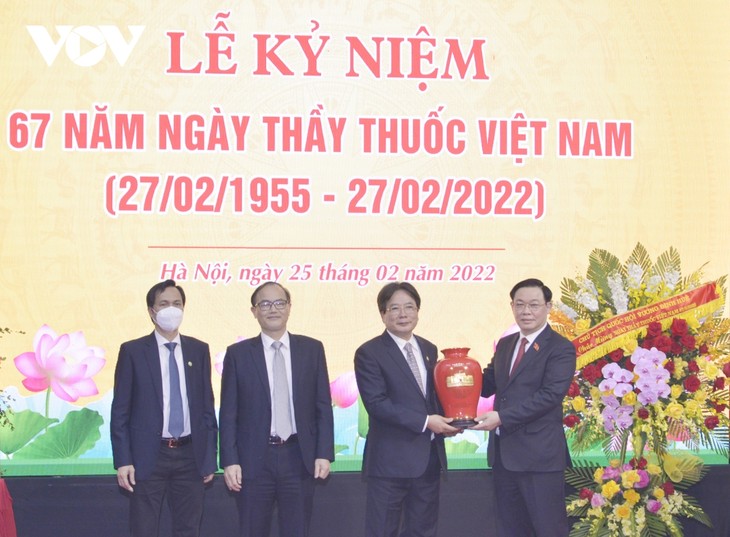 Ketua MN Vuong Dinh Hue Kunjungi Rumah Sakit Vietnam-Jerman - ảnh 1