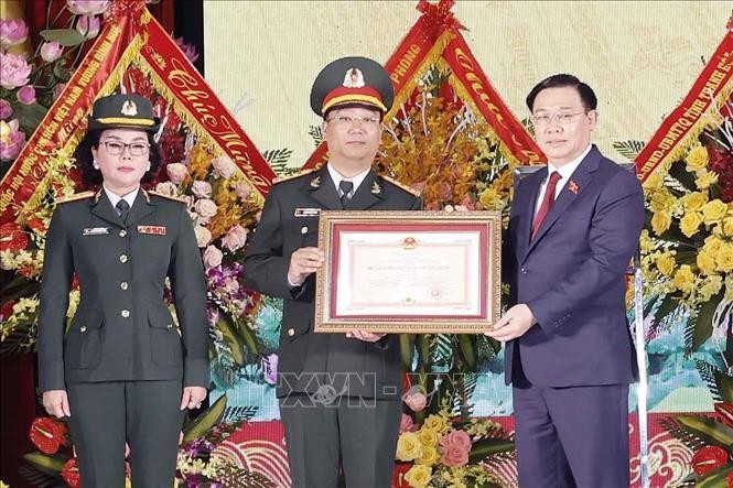 Ketua MN Vuong Dinh Hue Hadiri Acara Peringatan Ultah ke-65 Hari Tradisi Pabrik Z111 - ảnh 1