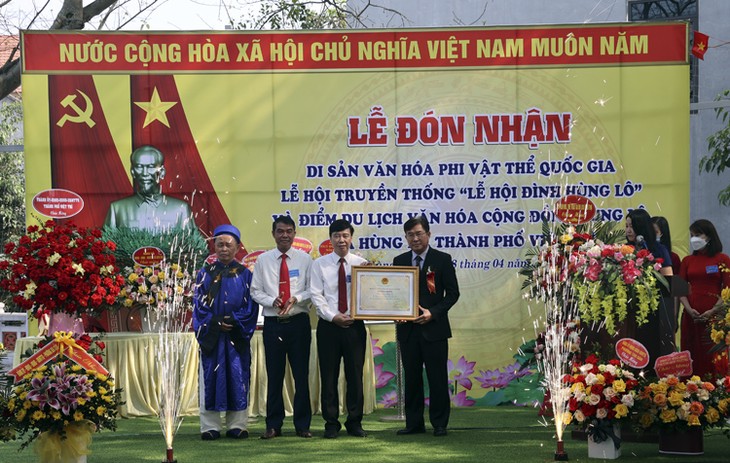 Acara Penyambutan Pusaka Budaya Nonkebendaan Nasional “Festival Kuil Hung Lo“ - ảnh 1