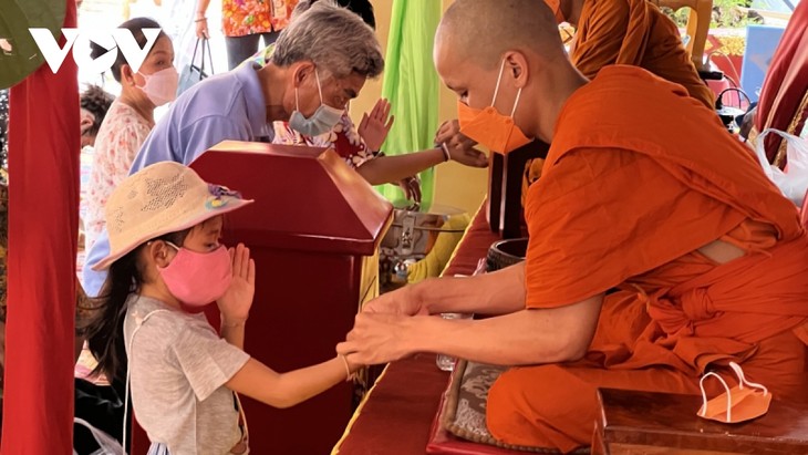 Laos Rayakan Tahun Baru Tradisional Bunpimay dalam Suasana Damai - ảnh 1
