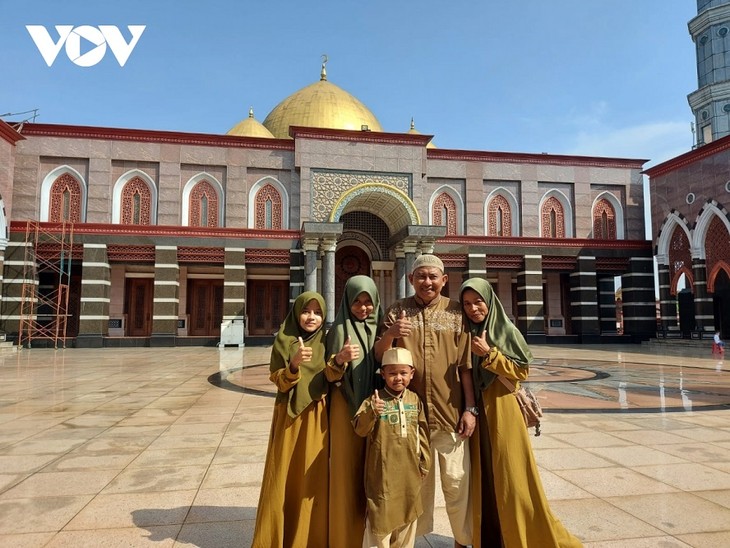 Puluhan Ribu Warga Indonesia Adakan Ibadah untuk Menyambut Idul Fitri - ảnh 1