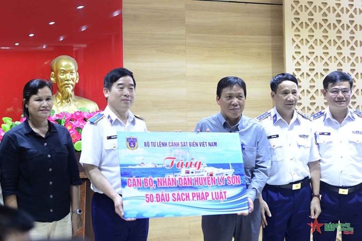  Program “Polisi Laut Berjalan Seperjalanan dengan Nelayan” di Kabupaten Pulau Ly Son - ảnh 1