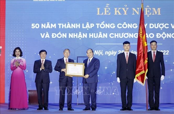 Presiden Nguyen Xuan Phuc Sampaikan Bintang Jasa Kerja Kelas I kepada Perusahaan Umum Farmasi Vietnam - ảnh 1