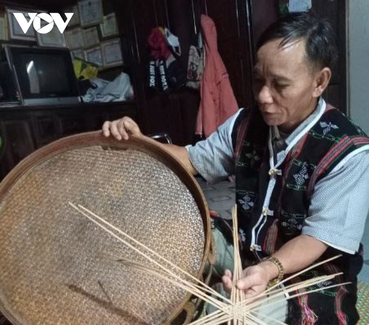 Warga Etnis Minoritas Co Tu  Provinsi Quang Nam Memulihkan Desa Kerajinan Anyam-menganyam Tradisional - ảnh 1