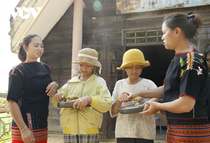 Provinsi Dak Lak Terus Memulihkan dan Mengajarkan Cara Menabuh Gong dan Bonang Kepada Kaum Muda - ảnh 2
